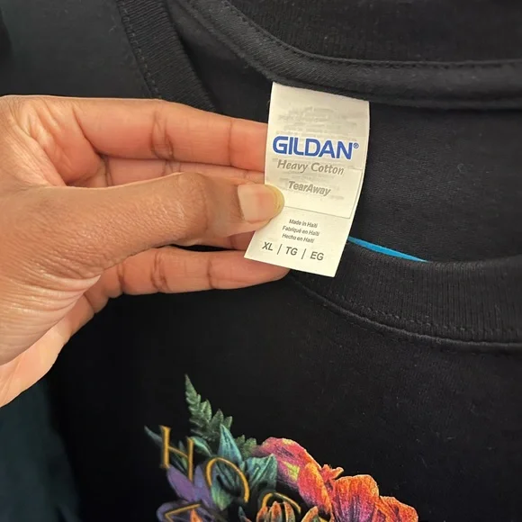 Hog wars house tshirt. Vibrant and bright colors. Size XL. Perfect condition! - Picture 6 of 6